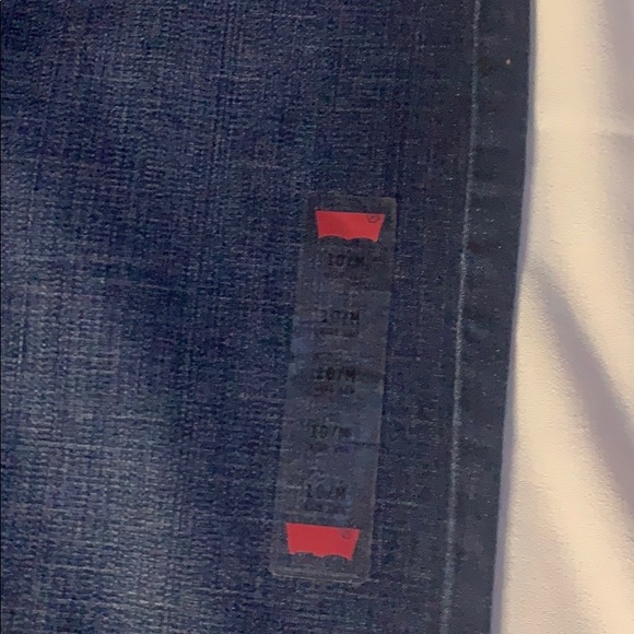 Ladies Levi’s - Picture 2 of 8